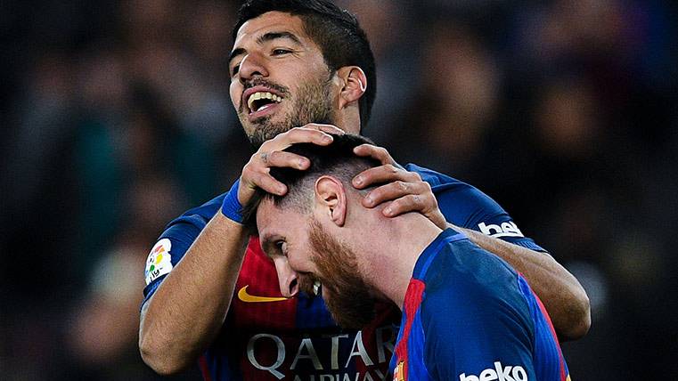 Luis Suárez y Leo Messi celebran uno de sus goles en el Barça-Espanyol