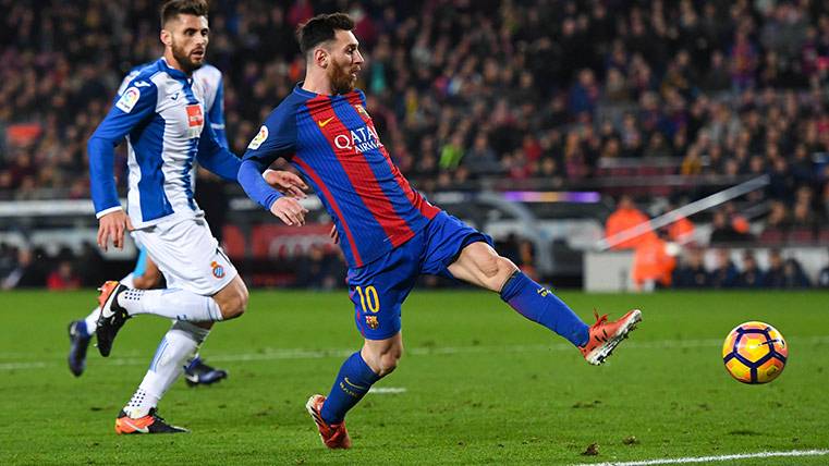 Leo Messi, a punto de anotar su gol frente al RCD Espanyol