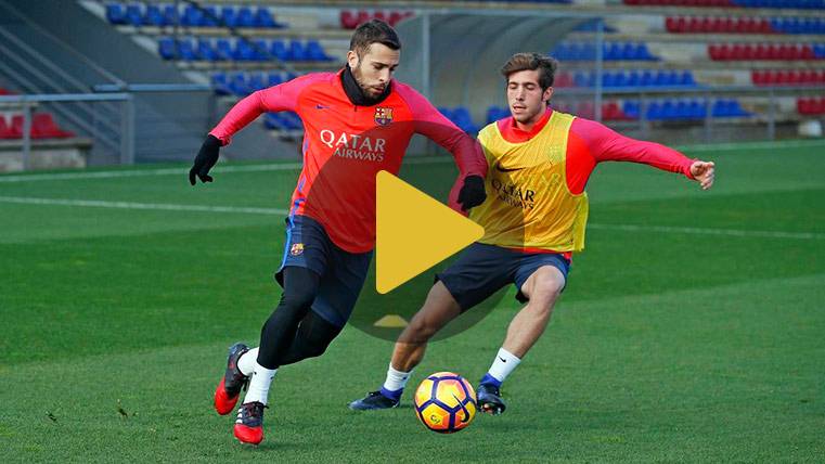 Los jugadores del FC Barcelona Jordi Alba y Sergi Roberto, en el entreno de este lunes