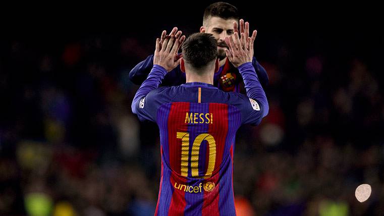 Leo Messi celebra su gol con Gerard Piqué ante el Espanyol