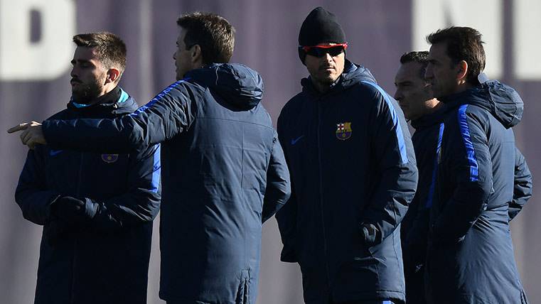 Luis Enrique, beside his technicians, in the training of the FC Barcelona