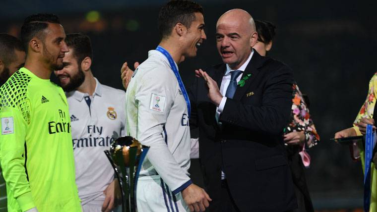 El presidente de la FIFA, Giorgio Infantino, charlando con Cristiano Ronaldo