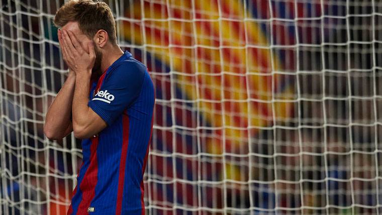 Ivan Rakitic, lamentando una oportunidad fallada con el Barça