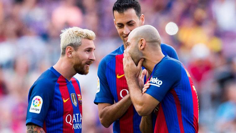 Busquets, Messi y Mascherano, conversando antes del Gamper 2016