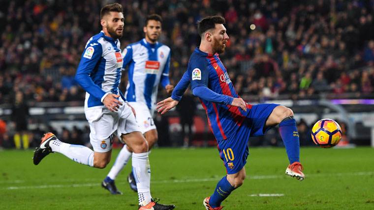 Leo Messi, a punto de marcar un gol contra el RCD Espanyol