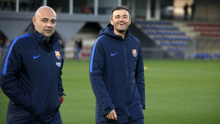 Luis Enrique, going out to train to his players in the Ciutat Esportiva