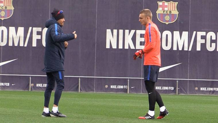 Luis Enrique and Jasper Cillessen, chatting during the training