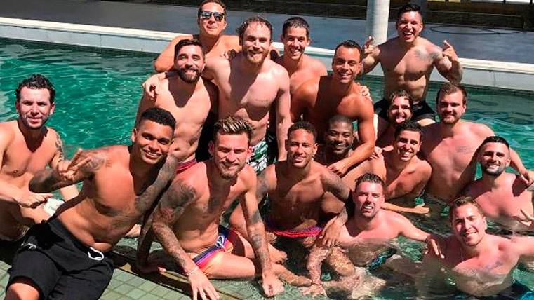 Neymar Júnior disfrutando de las vacaciones junto a sus amigos