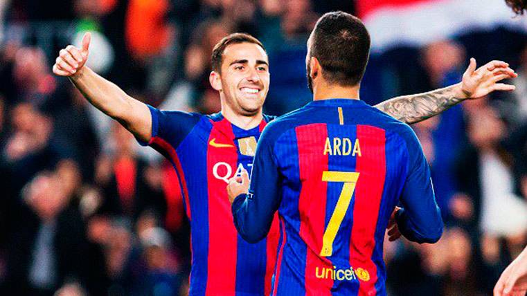 Paco Alcácer celebra con Arda Turan su gol ante el Hércules