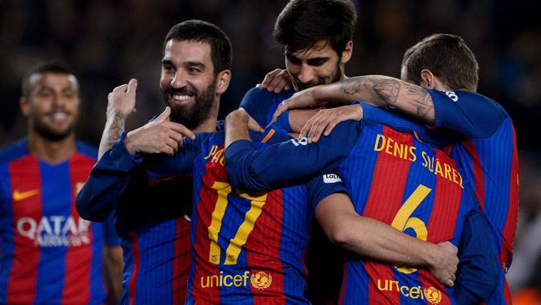 El FC Barcelona, celebrando uno de los goles del partido