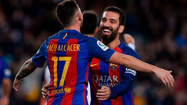 Alcácer celebra con Arda unode los 174 goles del Barça este 2016