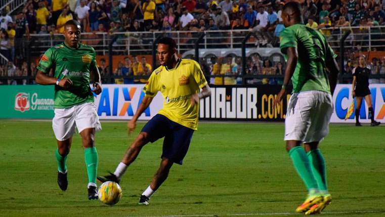 Neymar Júnior en el partido amistoso que disputó junto a Robinho