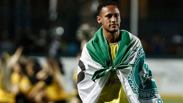 Neymar con la bandera del Chapecoense tras el partido amistoso