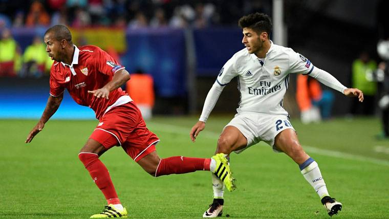 Mariano, marchándose de Asensio en un Real Madrid-Sevilla