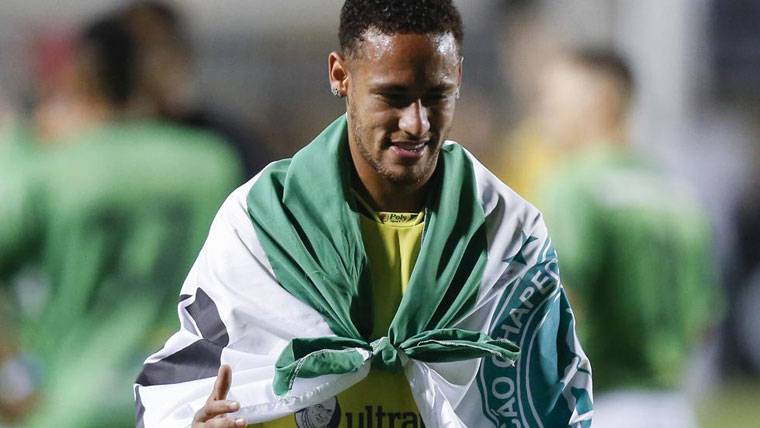 Neymar Jr, paseando por el campo con una bandera del Chapecoense