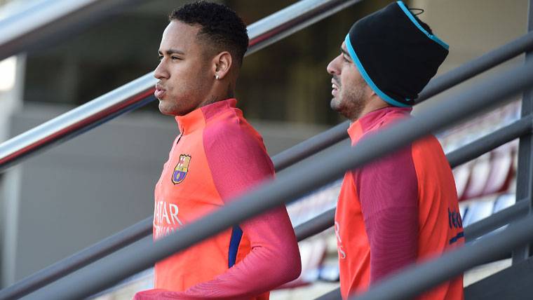 Neymar Jr, ready to go out to train beside Luis Suárez