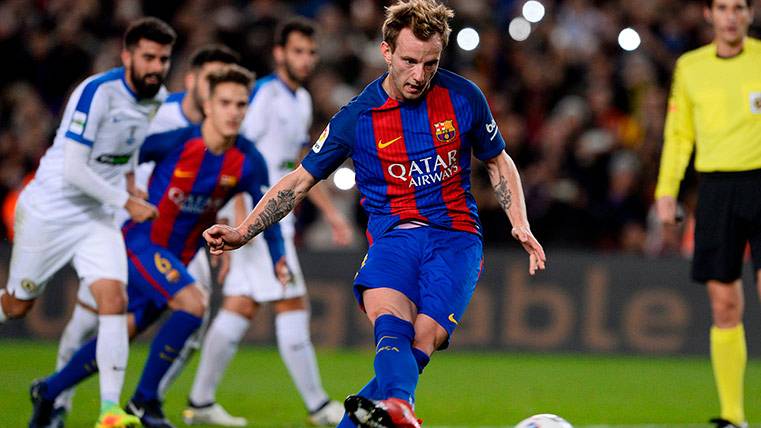 Ivan Rakitic annotating the penalti in front of Hercules with the FC Barcelona