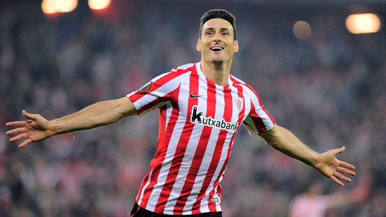 Aduriz, celebrating a goal with the T-shirt of the Athletic of Bilbao