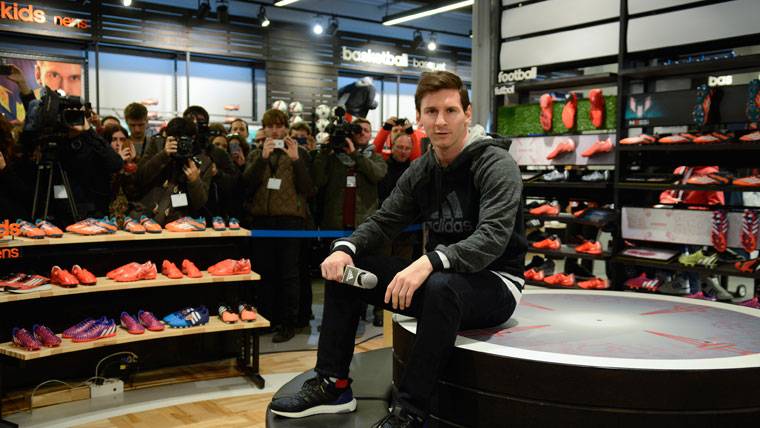 Leo Messi, participating in an act of the mark Adidas