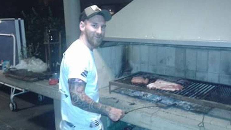 Leo Messi, preparando un asado el día de Navidad