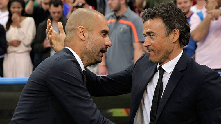 Pep Guardiola y Luis Enrique, abrazados antes del Barça-City