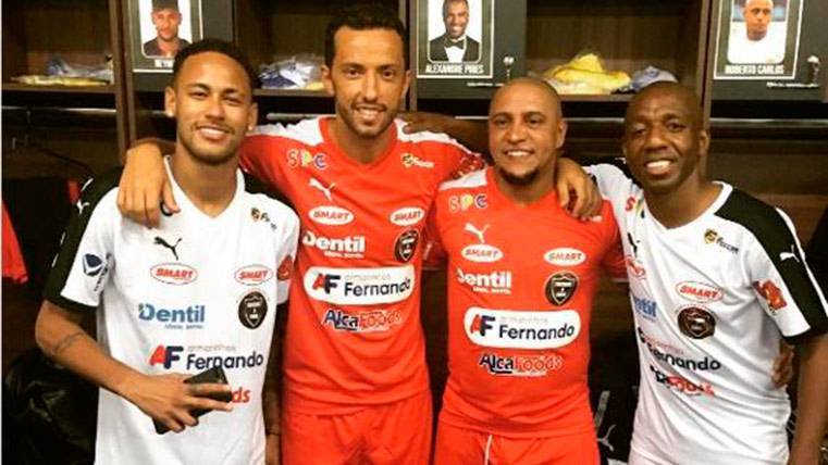 Neymar Júnior, junto a Roberto Carlos y otros dos cracks brasileños como Nené y Bastos