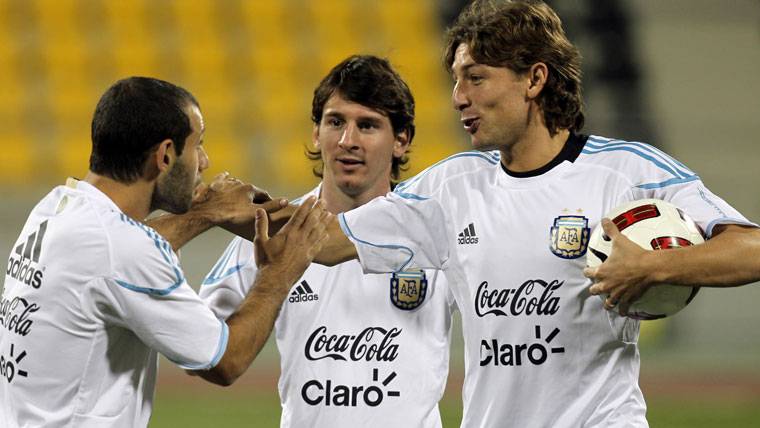 Heinze, charlando animadamente con Mascherano y Messi