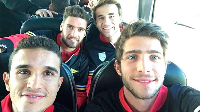 Sergi Roberto and Masip, with two old friends of the Barça