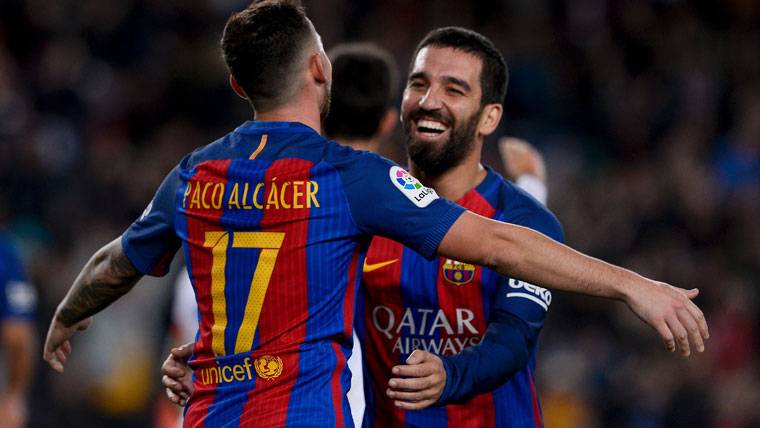 Burn Turan, celebrating a goal with the FC Barcelona
