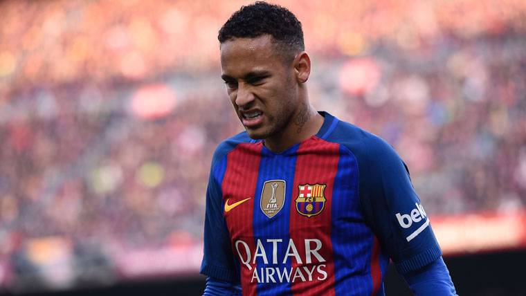 Neymar Jr, regretting in the Camp Nou after a bad dribbling