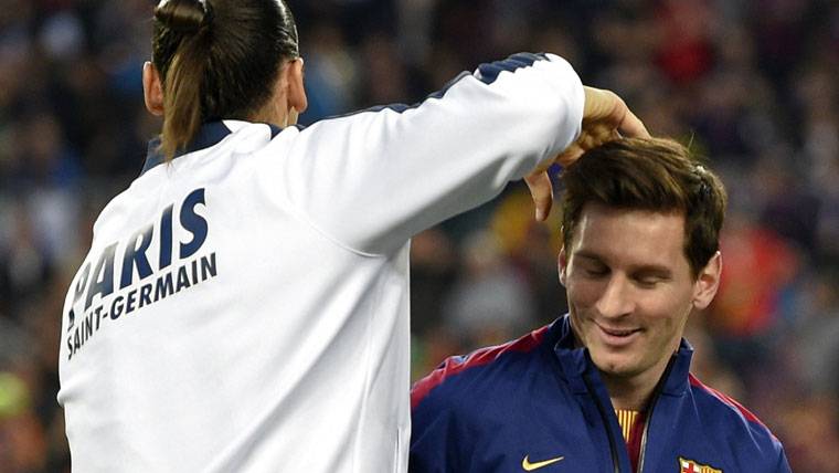 Zlatan Ibrahimovic y Messi, saludándose en un Barça-PSG