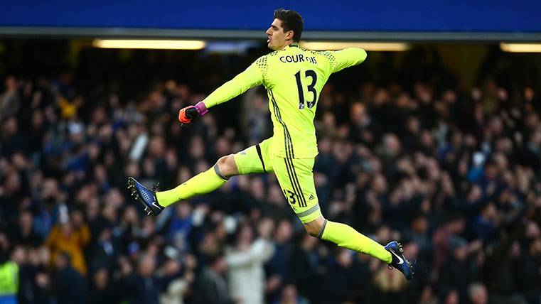 Thibaut Courtois celebrates a goal of Chelsea against the Bournemouth