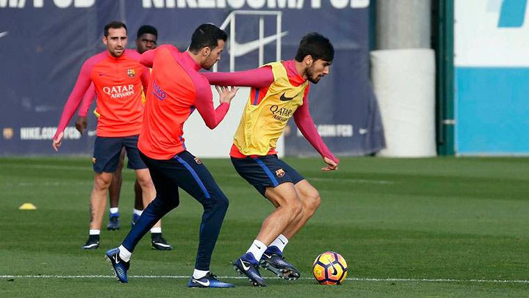 The players of the FC Barcelona went back to train after the Christmas