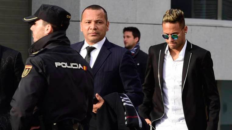 Neymr Júnior y su padre, a la entrada de los juzgados de la Audiencia Nacional