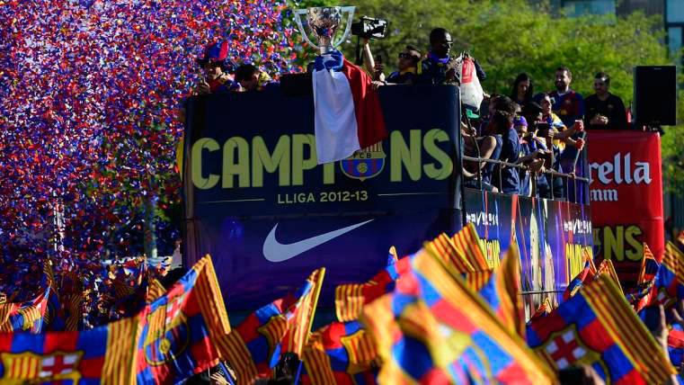 Los jugadores del FC Barcelona, en la rúa de celebración del doblete en la 2015-2016