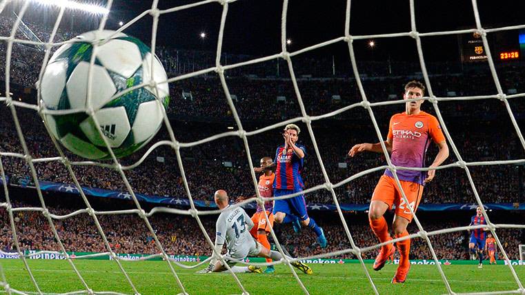 Leo Messi supera a Caballero y Stones en el Barça-Manchester City