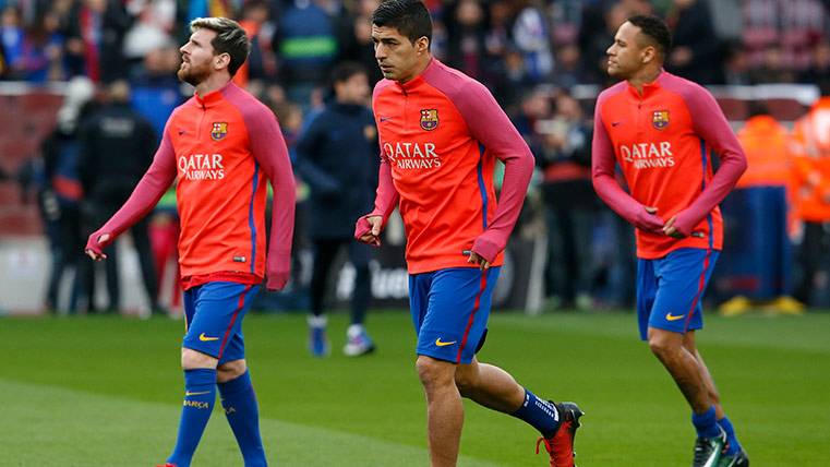 Leo Messi, Luis Suárez y Neymar Júnior calentando en un partido del FC Barcelona