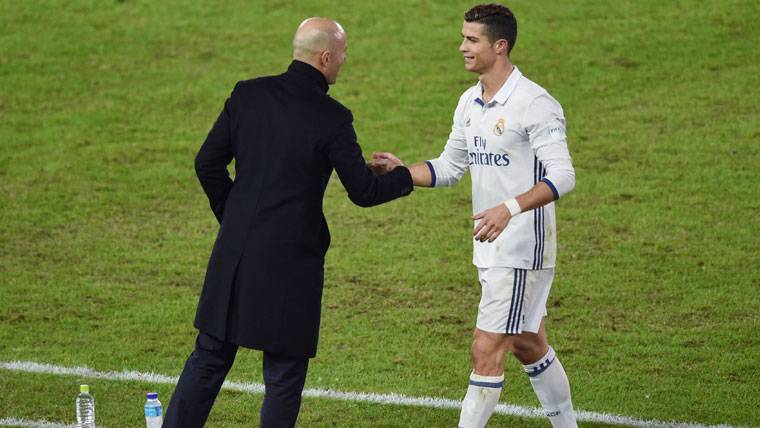 Cristiano Ronaldo, saludándose con Zidane en un partido
