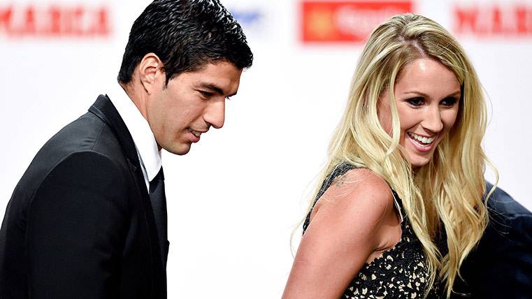 Luis Suárez beside Sofia Babi in the delivery of the Boot of Gold 2015-2016