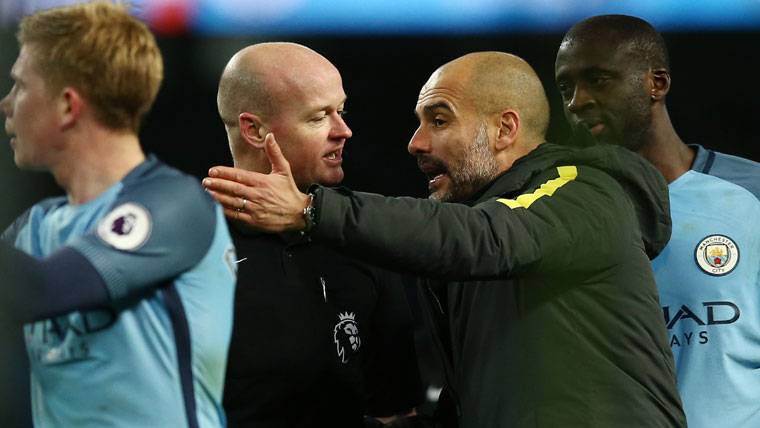 Pep Guardiola, conversing with the referee after a party of the City