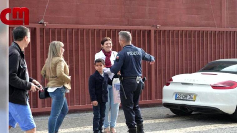 La madre de Cristiano Ronaldo, Dolores Aveiro, hablando con los policías