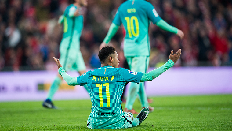 Neymar se queja en una acción durante el Athletic Club-FC Barcelona