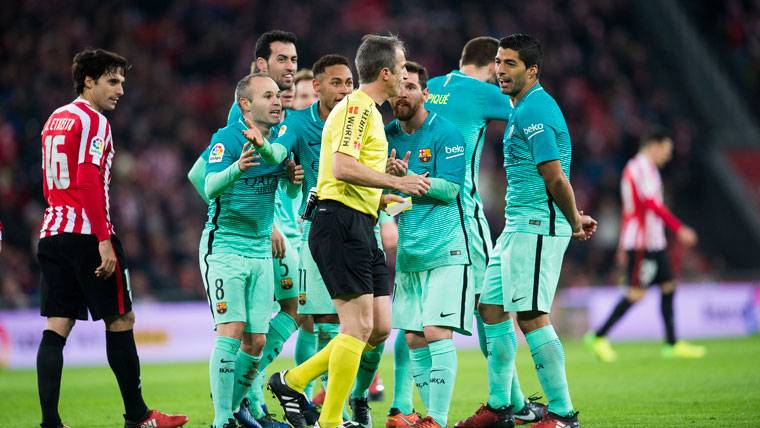 Fernández Borbalán, huyendo de las protestas del FC Barcelona