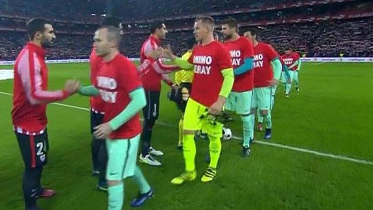 El FC Barcelona, luciendo camisetas de apoyo a Yeray antes del partido