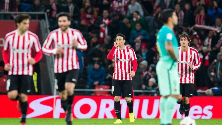 Aritz Aduriz, celebrando un gol marcado al Barça en San Mamés