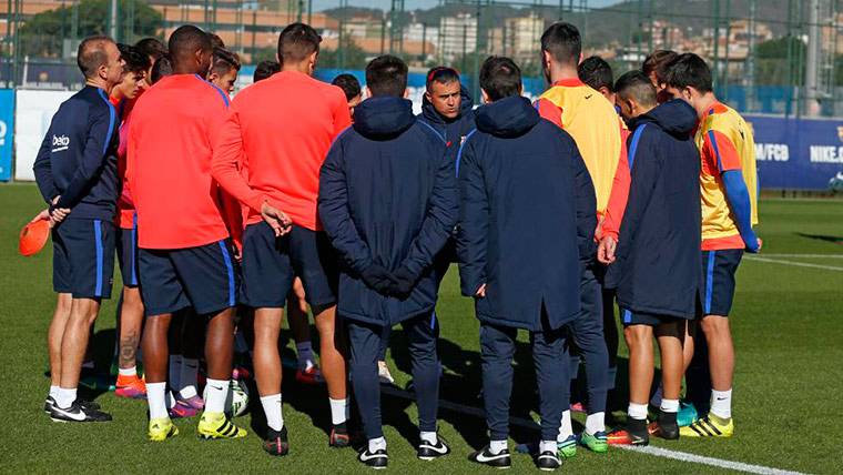 Luis Enrique speaking with the group of players of the FC Barcelona