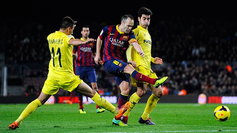 Manu Trigueros pugnando con Andrés Iniesta por un balón en un Barça-Villarreal