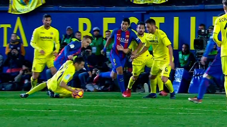 One of the two clear hands of Bruno Soriano in the Villarreal-Barça