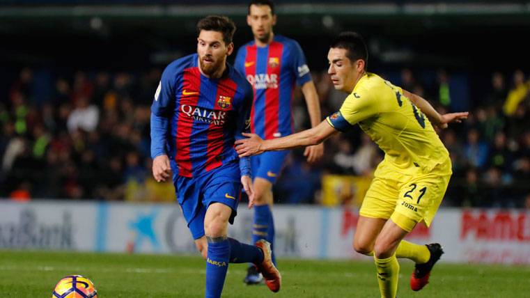 Bruno Soriano, defendiendo un ataque de Leo Messi