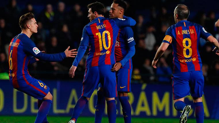 Messi y Neymar celebran su gol en el Villarreal-Barça ante la mirada de Iniesta